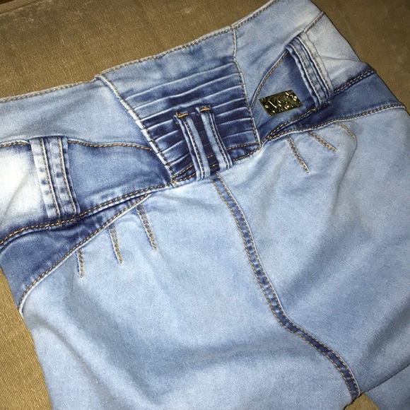 Butt Lifting Light Blue Colombian Jeans - Picture 3 of 6